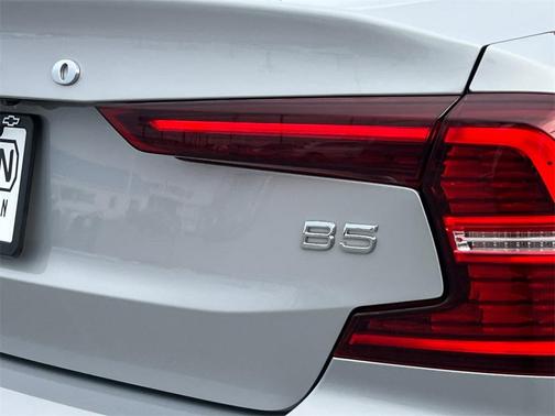 2024 Volvo S60 B5 Core Dark Theme