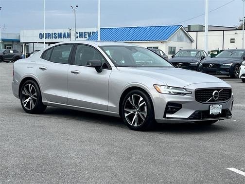 2024 Volvo S60 B5 Core Dark Theme