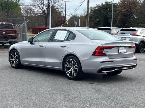 2024 Volvo S60 B5 Core Dark Theme