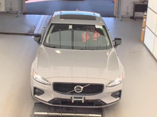 2024 Volvo S60 B5 Core Dark Theme