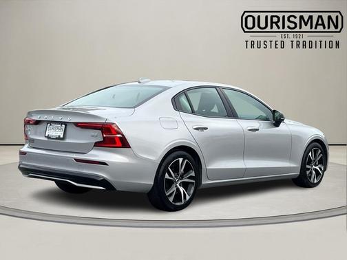 2024 Volvo S60 B5 Core Dark Theme