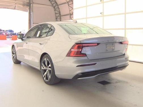 2024 Volvo S60 B5 Core Dark Theme