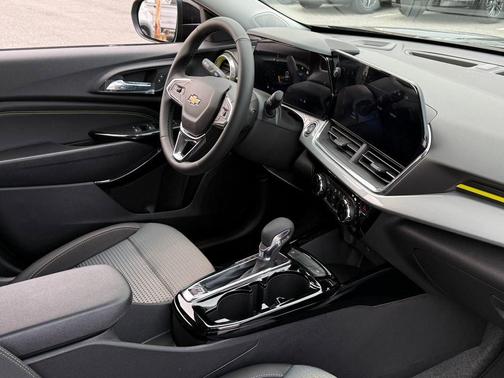 Mosaic Black Metallic 2026 Chevrolet Trax LT