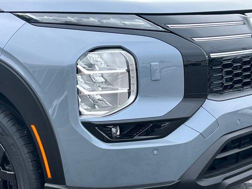 Moonstone Gray 2026 Mitsubishi Outlander Trail Edition