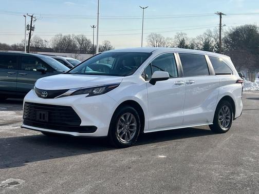 2024 Toyota Sienna LE