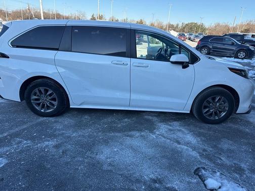 2024 Toyota Sienna LE