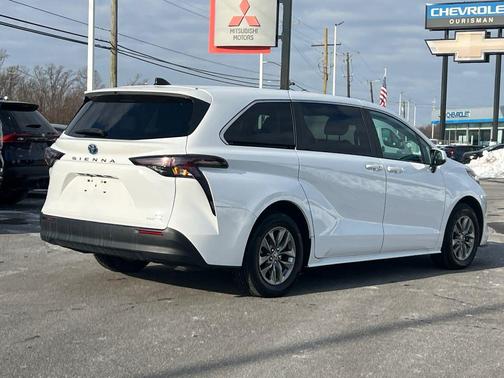 2024 Toyota Sienna LE