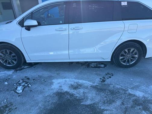 2024 Toyota Sienna LE