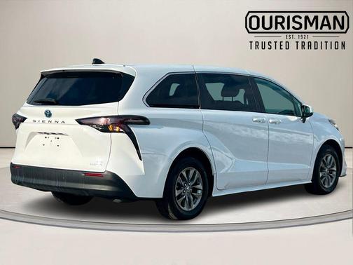 2024 Toyota Sienna LE