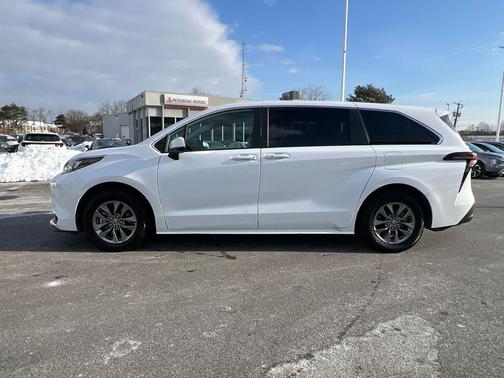2024 Toyota Sienna LE