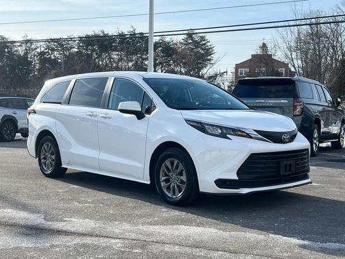 2024 Toyota Sienna LE