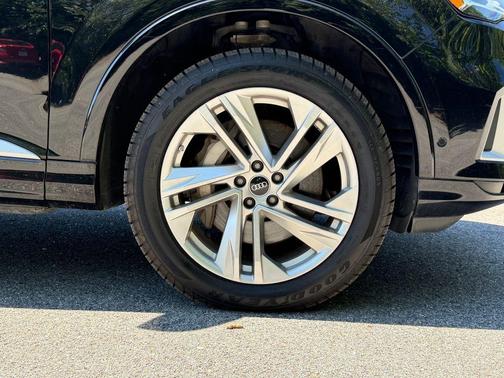 Mythos Black Metallic 2022 Audi Q7 55 Premium Plus