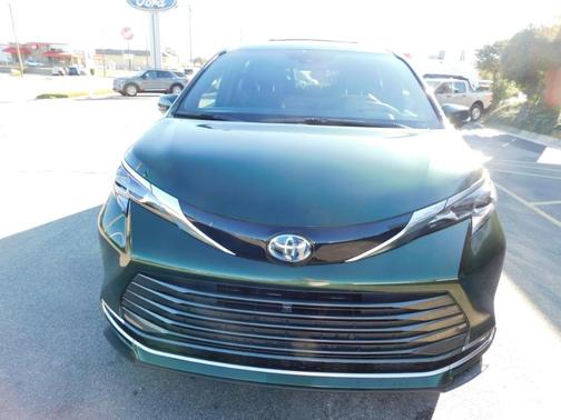 2025 Toyota Sienna Platinum 7 Passenger