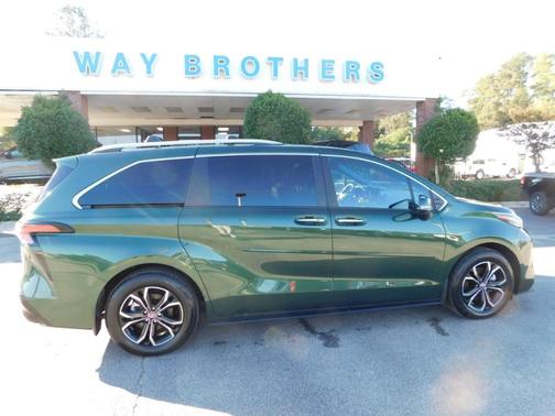 2025 Toyota Sienna Platinum 7 Passenger