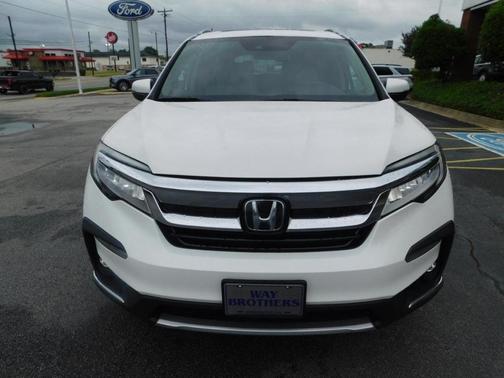 White 2022 Honda Pilot Touring 7-Passenger