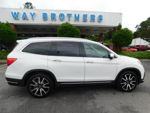 White 2022 Honda Pilot Touring 7-Passenger
