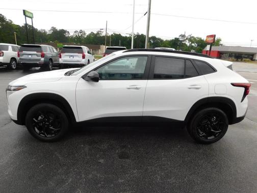 Summit White 2026 Chevrolet Trax LT