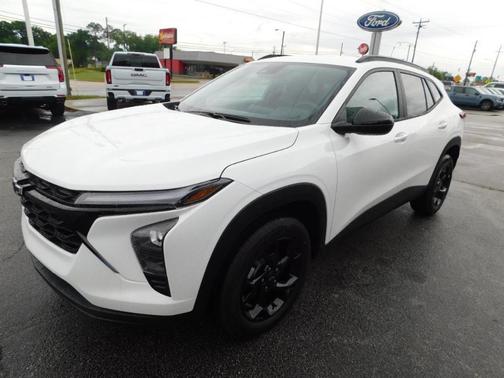 Summit White 2026 Chevrolet Trax LT
