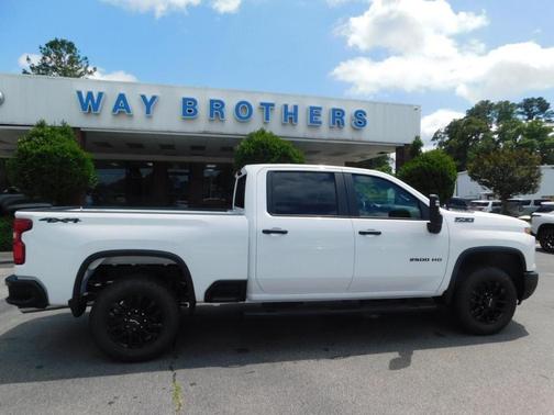 Summit White 2026 Chevrolet Silverado 2500 Custom