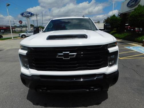 Summit White 2026 Chevrolet Silverado 2500 Custom