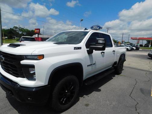 Summit White 2026 Chevrolet Silverado 2500 Custom