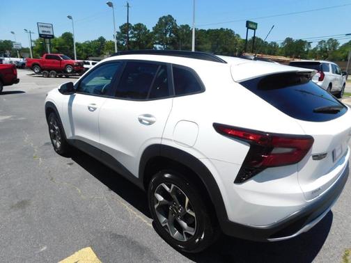 Summit White 2025 Chevrolet Trax LT