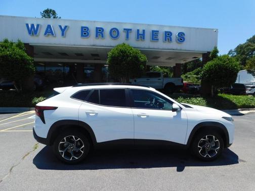 Summit White 2025 Chevrolet Trax LT