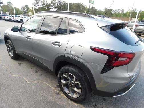 Sterling Gray Metallic 2026 Chevrolet Trax LT