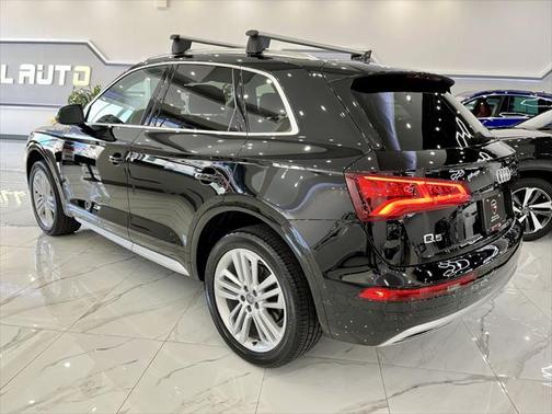 Photo 4 of 23 of 2020 Audi Q5 45 Premium Plus