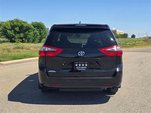 2020 Toyota Sienna SE