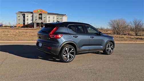 2022 Volvo XC40 T5 R-Design