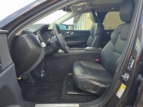 2024 Volvo XC60 B5 Core Dark Theme
