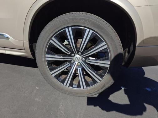 2024 Volvo XC90 B5 Core Bright Theme