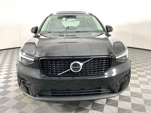 2025 Volvo XC40 B5 Ultra Dark Theme