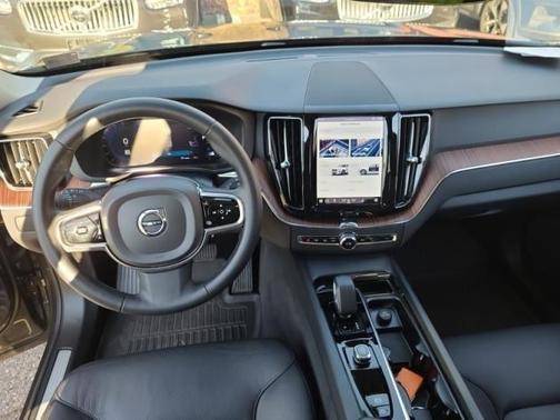 2024 Volvo XC60 B5 Plus Dark Theme
