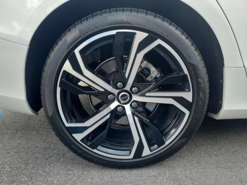 2024 Volvo S60 B5 Plus Dark Theme