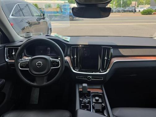 2023 Volvo S60 B5 Plus Dark Theme