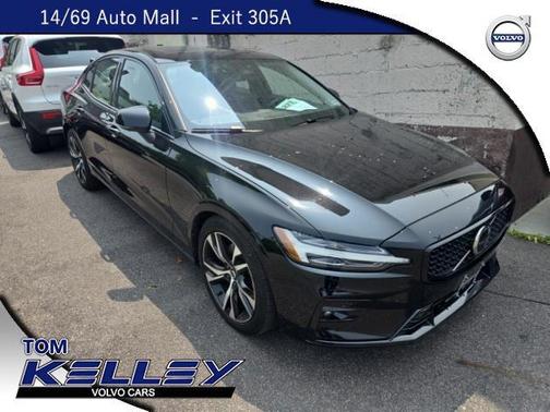 2023 Volvo S60 B5 Plus Dark Theme