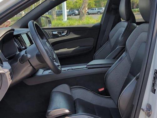 2022 Volvo XC60 Recharge Plug-In Hybrid T8 R-Design