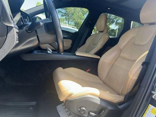 2022 Volvo XC60 Recharge Plug-In Hybrid T8 Inscription