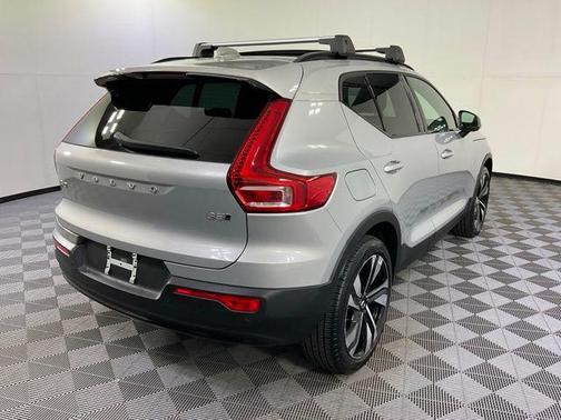 2023 Volvo XC40 B5 Ultimate Dark Theme