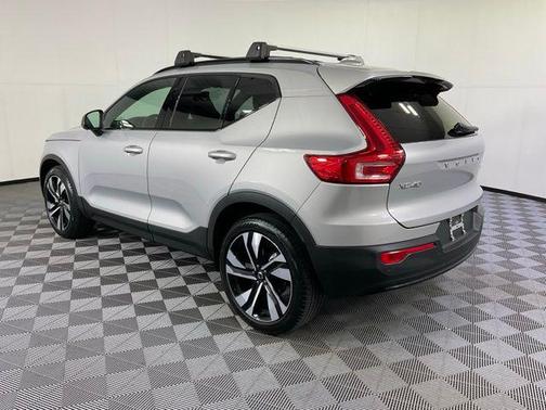 2023 Volvo XC40 B5 Ultimate Dark Theme