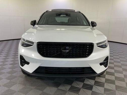 2026 Volvo XC40 B5 Ultra Black Edition