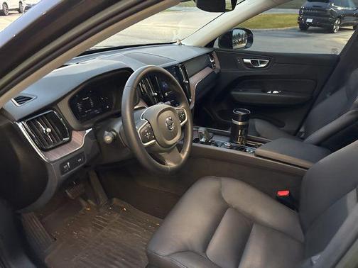 2022 Volvo XC60 B5 Momentum