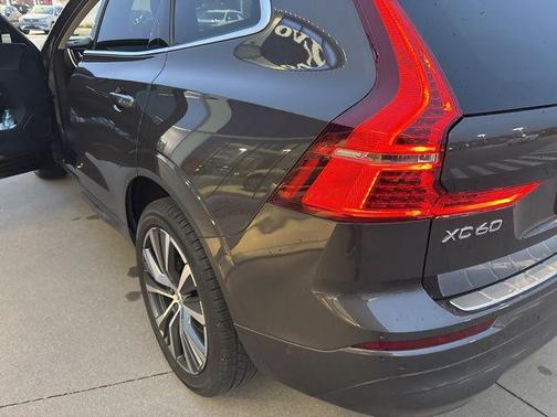 2022 Volvo XC60 B5 Momentum