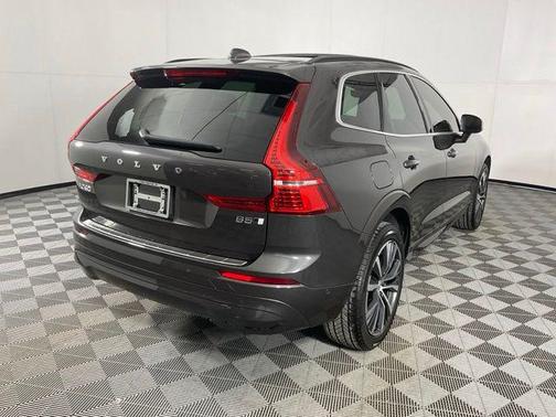 2022 Volvo XC60 B5 Momentum
