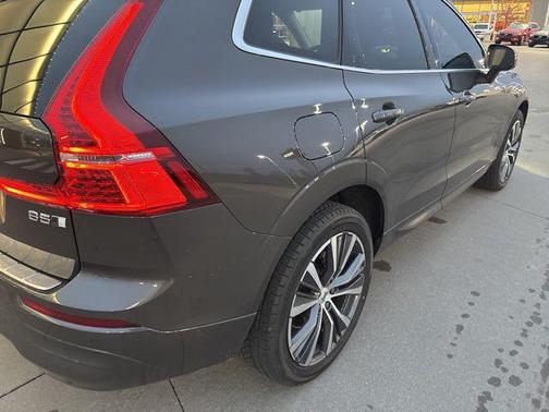 2022 Volvo XC60 B5 Momentum