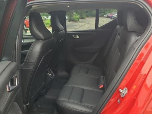 2024 Volvo XC40 B5 Plus Dark Theme