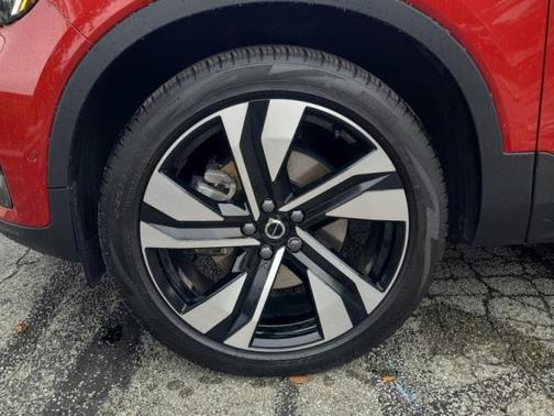 2024 Volvo XC40 B5 Plus Dark Theme