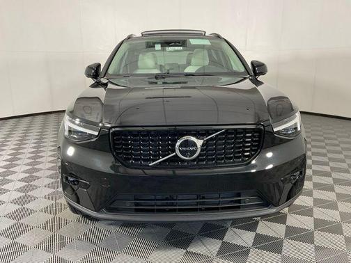 2025 Volvo XC40 B5 Plus Dark Theme